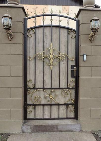 Калитка кованая закрытая металлическим листом